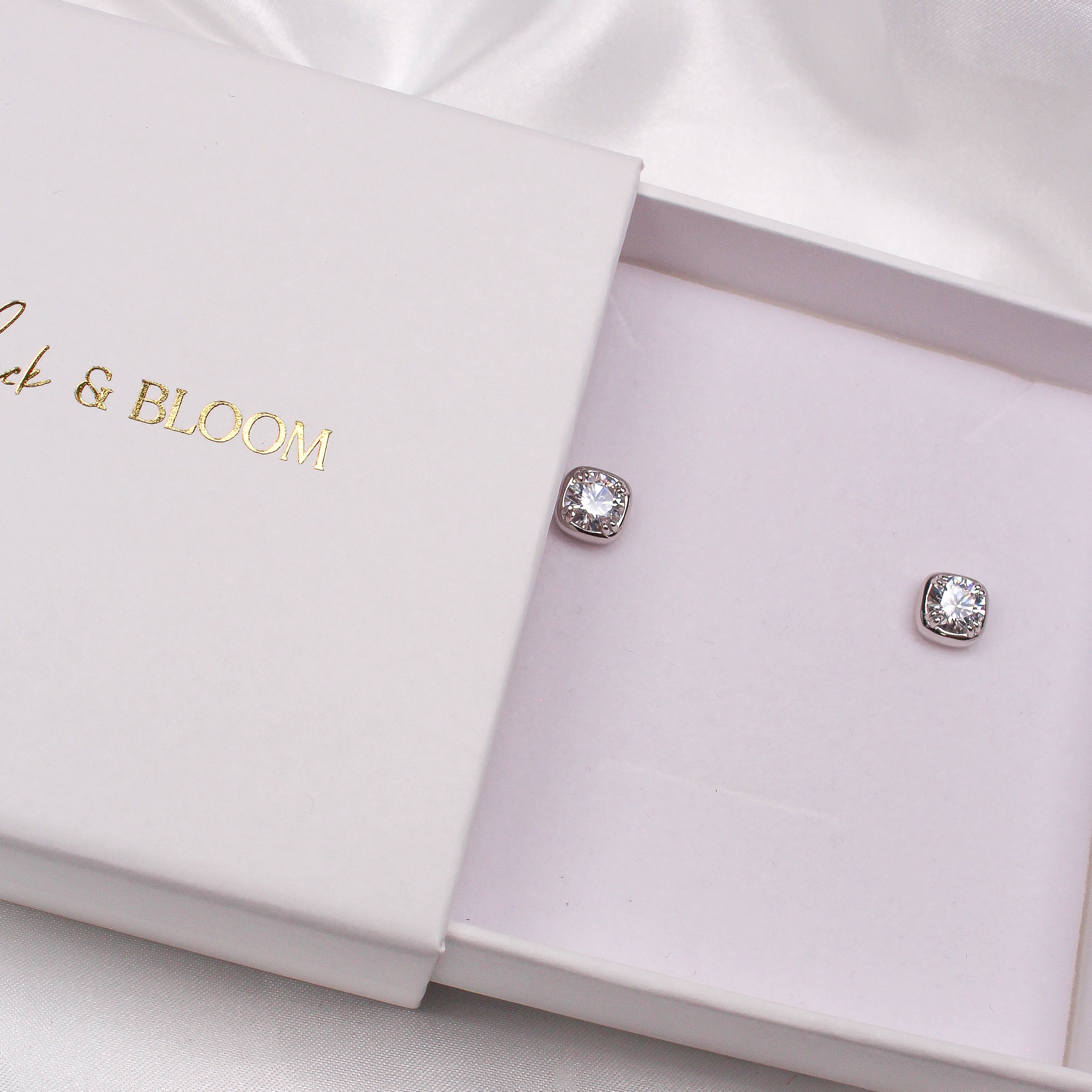 ROUND BEZEL MOISSANITE EARRINGS SILVER - Black & Bloom