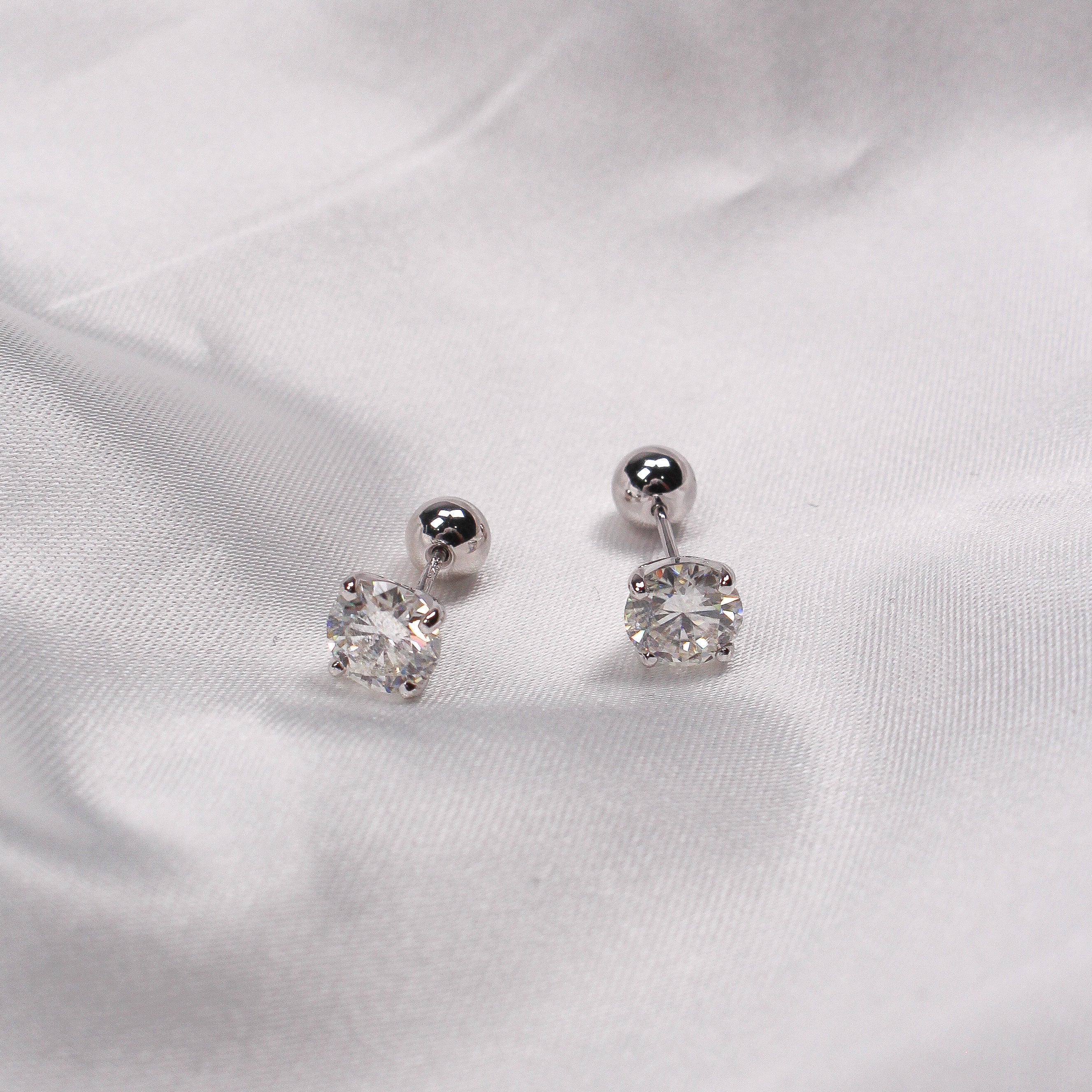 ROUND MOISSANITE EARRINGS - Black & Bloom